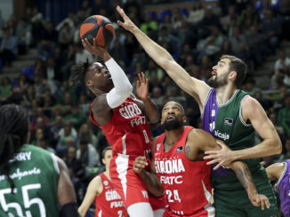 El jugador del Unicaja Ike Iroegbu (i) y el jugador del Basket Girona David Kravish (d), durante el partido de la liga Endesa de baloncesto en el Palacio de los Deportes José María Martín Carpena. EFE/Daniel Pérez