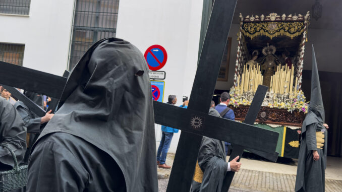 Salida de la Hermandad de El Sol este sábado, en Sevilla. Tras el jueves santo, la madrugá y el viernes santo sin cofradías en la calle por lluvia en Sevilla, el anuncio de que la Hermandad de El Sol salía a la calle fue recibido con aplausos por parte del público que esperaba la noticia y que tras una hora de retraso por qué no dejaba de llover, anunció que salía. EFE/ David Arjona
