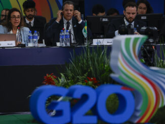 El ministro de Hacienda de Brasil, Fernando Haddad (2i), participa durante una reunión de ministros de Economía del G20, este jueves en Sao Paulo (Brasil). EFE/Sebastiao Moreira