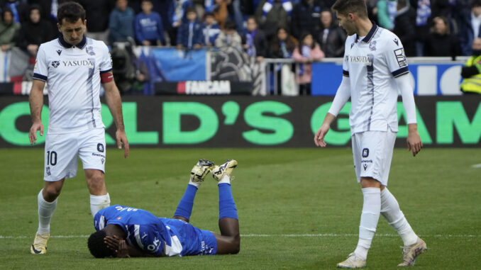 Vitoria-Gasteiz, 31/03/2024.- El delantero del Alavés Samuel Omorodion (c) se lamenta durante el partido de la jornada 30 de LaLiga entre el Deportivo Alavés y la Real Sociedad este domingo en el estadio de Mendizorrotza.- EFE/ Adrián Ruiz Hierro
