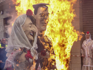 Figuras caricaturescas como el presidente del Gobierno de España, Pedro Sánchez, y la vicepresidenta, Yolanda Díaz, arden este Domingo de Resurrección en la tradicional quema de los Judas de Alfaro (La Rioja). EFE/ Raquel Manzanares