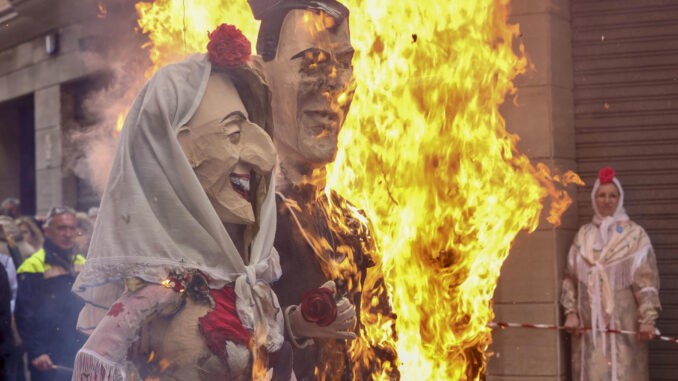 Figuras caricaturescas como el presidente del Gobierno de España, Pedro Sánchez, y la vicepresidenta, Yolanda Díaz, arden este Domingo de Resurrección en la tradicional quema de los Judas de Alfaro (La Rioja). EFE/ Raquel Manzanares
