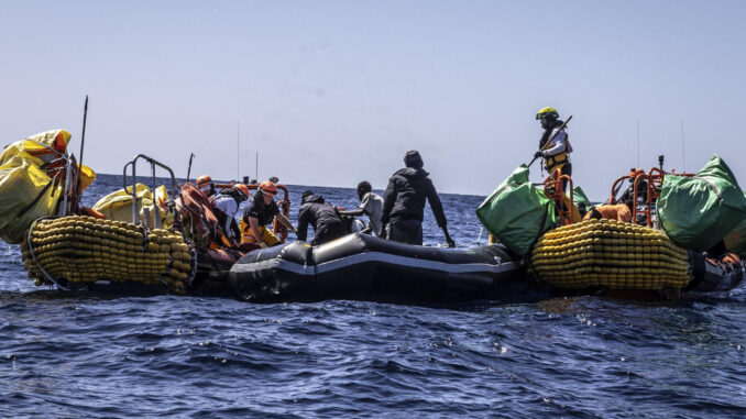 Al menos 60 personas, entre ellas varias mujeres y un niño, han muerto en un naufragio ocurrido en el Mediterráneo central, según han relatado los supervivientes rescatados en las últimas horas por el Ocean Viking, la nave humanitaria de SOS Mediterranée, reveló este jueves la ONG. El Ocean Viking rescató este miércoles a 25 supervivientes, dos de las cuales fueron evacuados de urgencia a Sicilia (sur de Italia) debido a su "estado crítico", explicó la organización en sus redes sociales.EFE/ Sos Mediterranée
