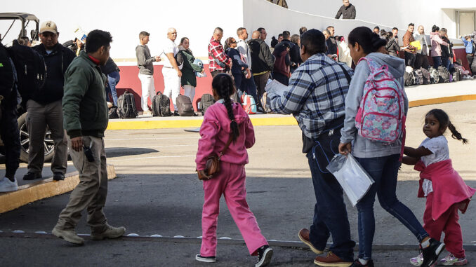 Familias de migrantes en Tijuana (México). EFE/Joebeth Terriquez
