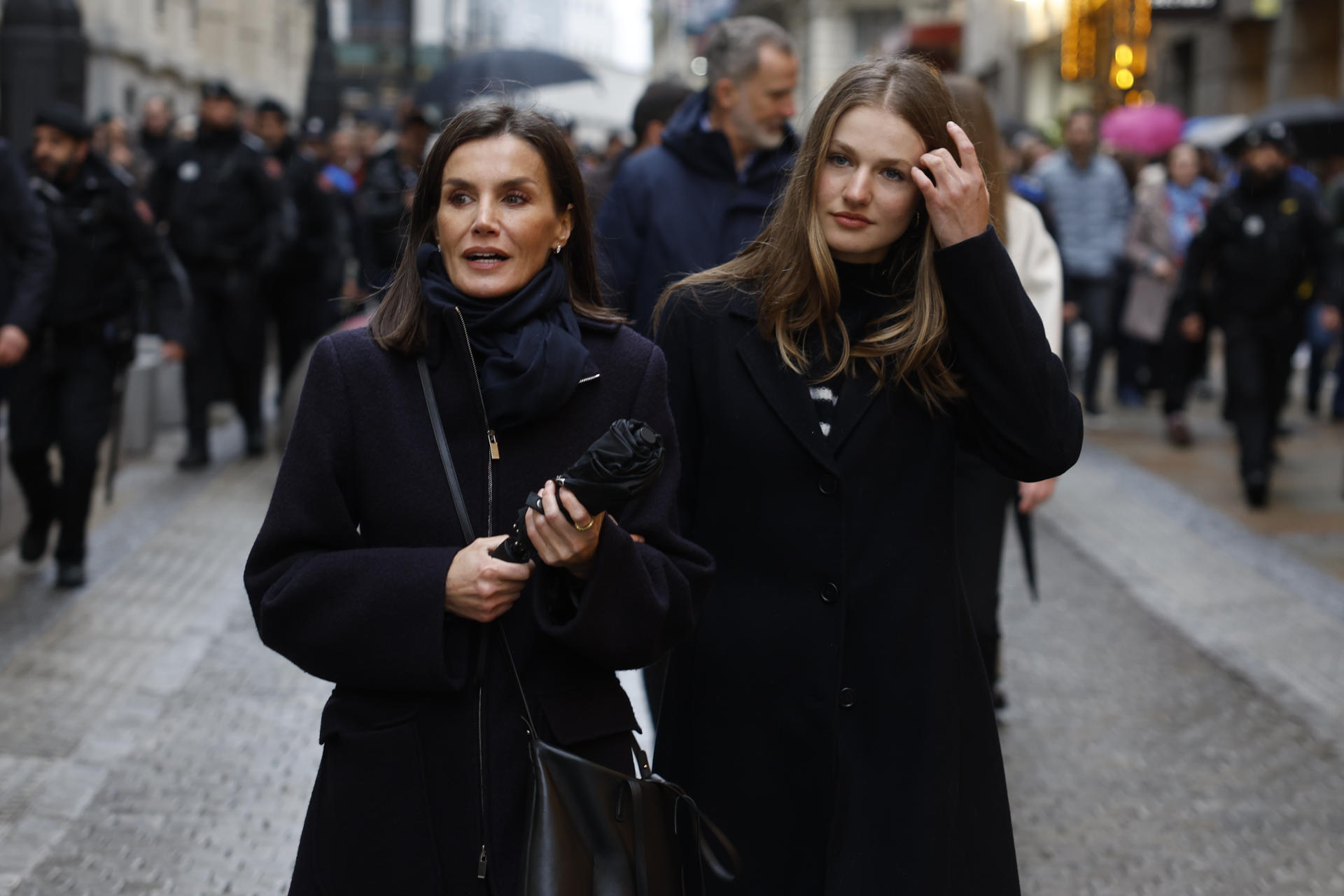 La reina Letizia y princesa Leonor, durante la procesión de Nuestra Señora de la Soledad y Desamparo y del Paso del Santísimo Cristo Yacente, en la que ha participado junto al rey Felipe (c,detrás), y la infanta Sofía, este sábado en la madrileña calle de Alcalá.-EFE/ Mariscal
