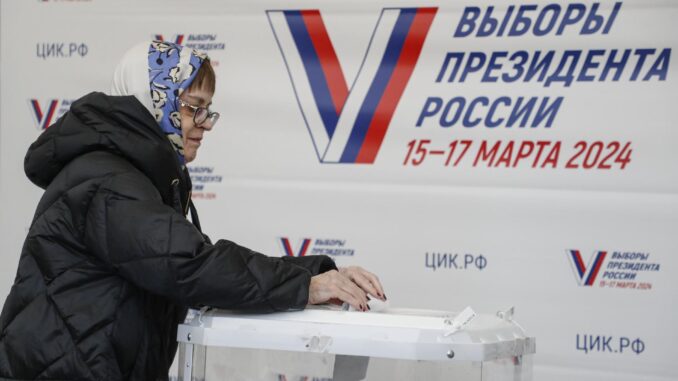 Una mujer rusa deposita su voto en Moscú durante la primera jornada de las elecciones presidenciales. EFE/EPA/Maxim Shipenkov
