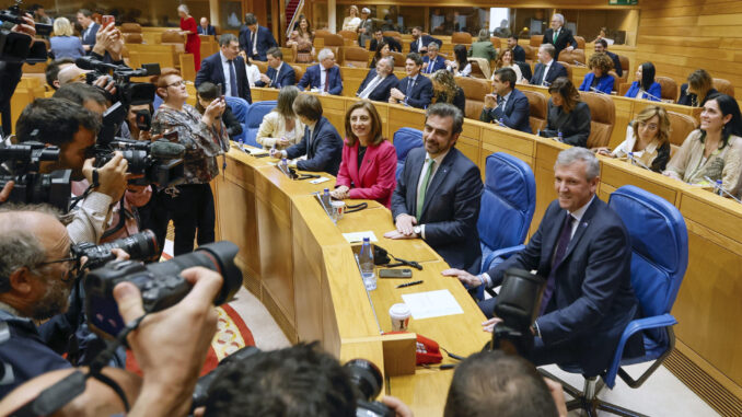 El presidente electo de la Xunta de Galicia, Alfonso Rueda (d), ocupa su escaño en la sesión constitutiva del Parlamento gallego que inicia la XII Legislatura tras las elecciones del pasado 18 de febrero, este lunes en Santiago de Compostela. EFE/Lavandeira jr
