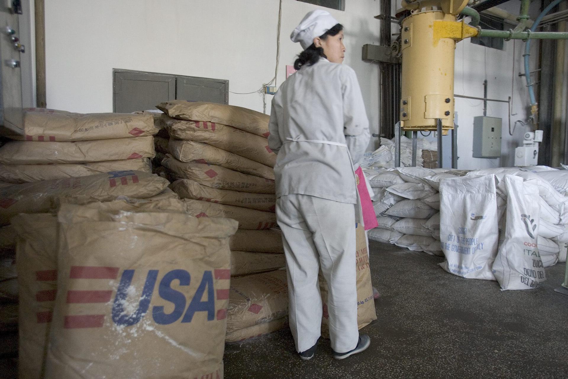 Foto archivo. Trabajadores en la fábrica de galletas Número Uno de Pyongyang que produce galletas enriquecidas bajo un proyecto de ayuda del Programa Mundial de Alimentos. EFE/Adrian Bradshaw
