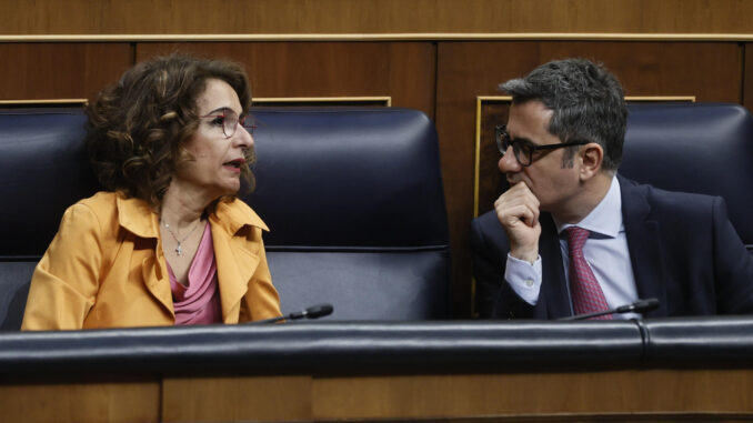 La vicepresidenta primera y ministra de Hacienda, María Jesús Montero (i), conversa con el ministro de la Presidencia, Justicia y Relaciones con las Cortes, Félix Bolaños, durante el pleno del congreso celebrado este jueves en el que se debate sobre la corrupción, que alcanza cotas de máximo enfrentamiento entre el Gobierno y la oposición, este jueves en el pleno del Congreso, que aborda la creación de una comisión de investigación sobre el caso Koldo solicitada por el PSOE  y que seguramente saldrá adelante con el apoyo de los socios del  Ejecutivo. EFE/ Fernando Alvarado
