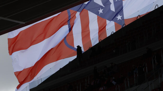 Una bandera del Atlético de Madrid es vista antes del partido de la jornada 27 de LaLiga EA Sports entre el Atlético de Madrid y el Betis, este domingo en el estadio Cívitas Metropolitano en Madrid.- EFE/ Mariscal
