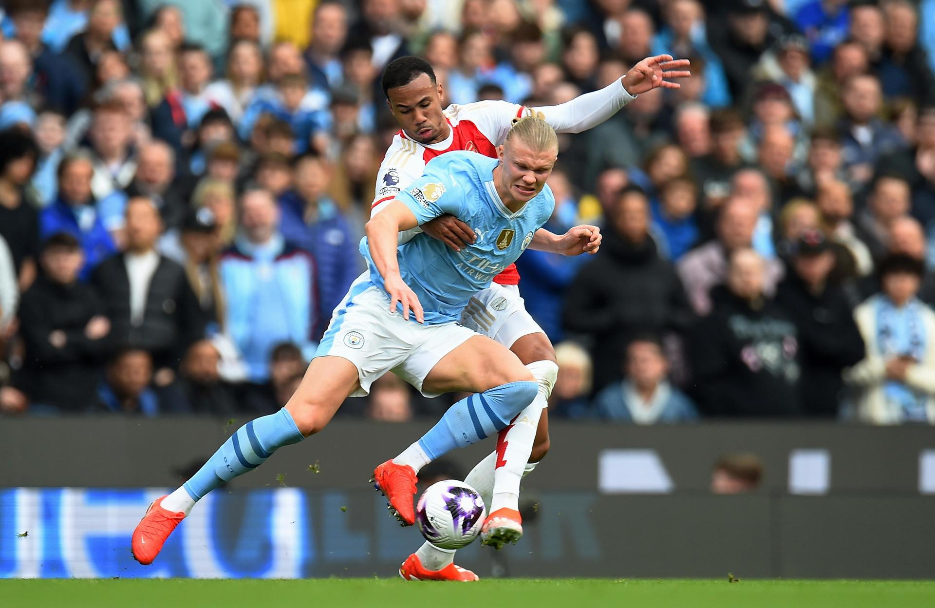 Los jugadores Erling Haaland (azul) y Gabriel Magalhaes (detrás) tras el partido de la Premier League que han jugado Manchester City y Arsenal en Manchester, Reino Unido. EFE/EPA/PETER POWELL
