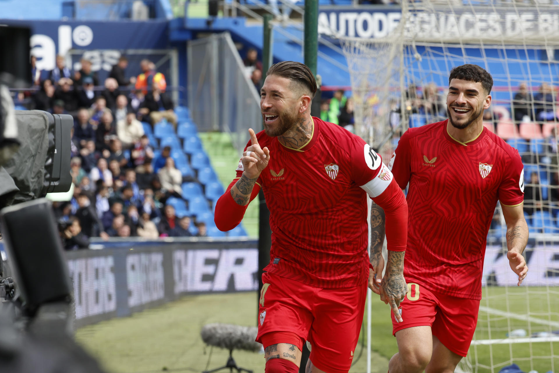 El jugador del Sevilla FC Sergio Ramos (i) celebra el gol anotado contra el Getafe. EFE/ Zipi
