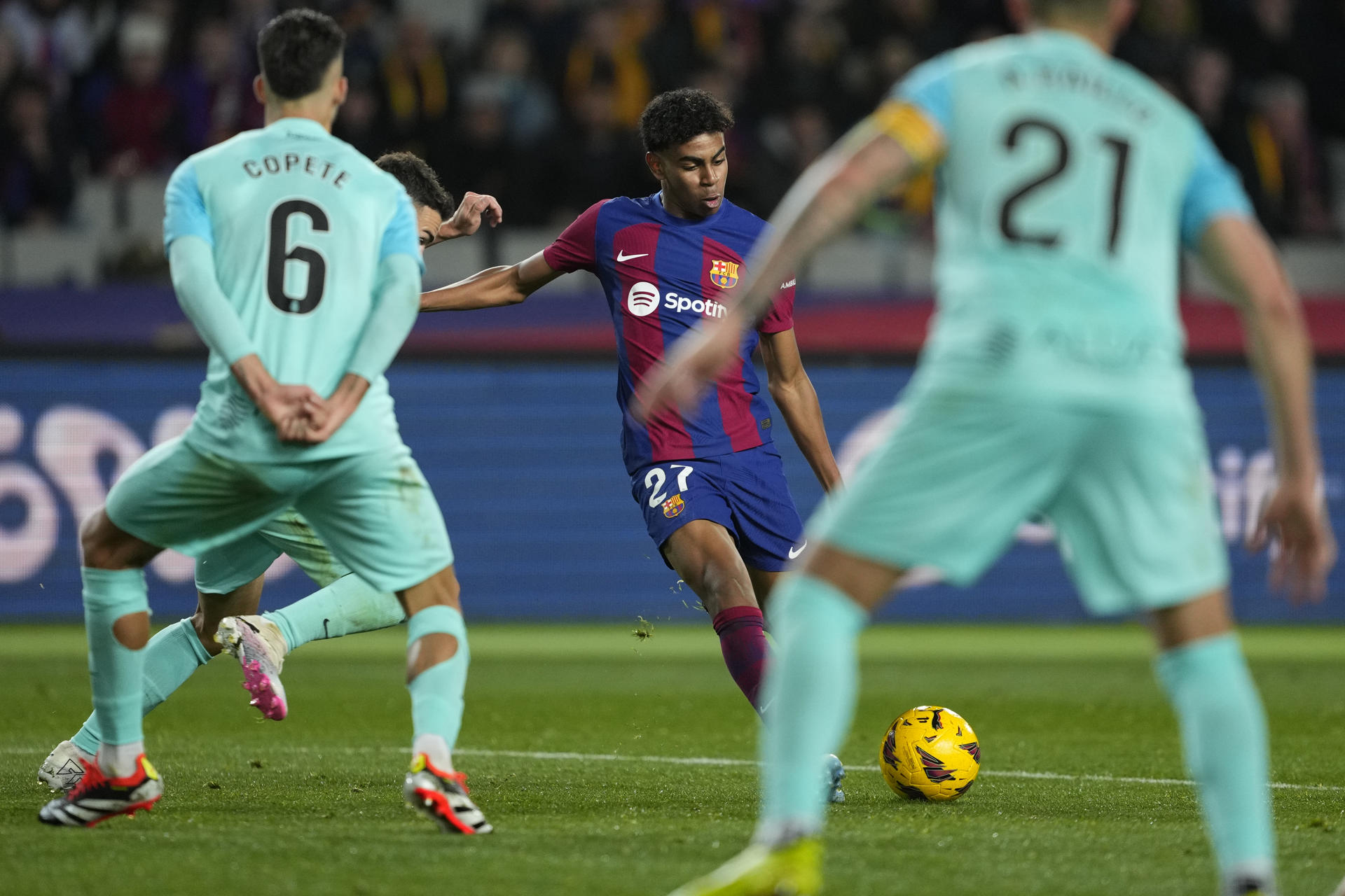 - El delantero del FC Barcelona, Lamine Yamal, se dispone a golpear el balón durante el encuentro correspondiente a la jornada 28 de primera división que FC Barcelona y Mallorca. EFE / Alejandro García.
