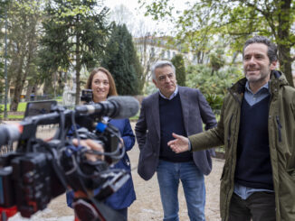 El presidente del PP del País Vasco y candidato a lehendakari, Javier De Andrés (c), ha intervenido este sábado en un acto político en San Sebastián, acompañado por el vicesecretario de Cultura y portavoz del Partido Popular, Borja Sémper (d), y por la presidenta de esta formación en Gipuzkoa, Muriel Larrea. EFE/Javier Etxezarreta