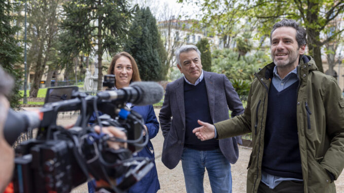 El presidente del PP del País Vasco y candidato a lehendakari, Javier De Andrés (c), ha intervenido este sábado en un acto político en San Sebastián, acompañado por el vicesecretario de Cultura y portavoz del Partido Popular, Borja Sémper (d), y por la presidenta de esta formación en Gipuzkoa, Muriel Larrea. EFE/Javier Etxezarreta
