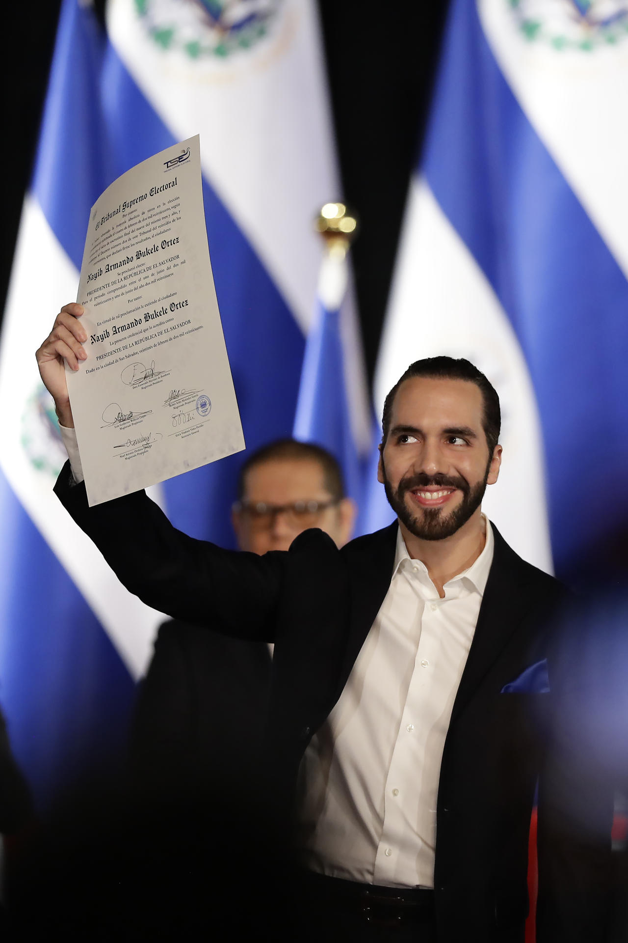 El presidente electo Nayib Bukele recibe la credencial del tribunal electoral este jueves, en el Teatro Nacional, en San Salvador (El Salvador). EFE/Rodrigo Sura
