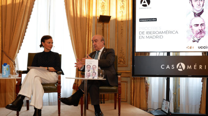 El secretario general de la OEI, Mariano Jabonero, y la secretaria general de UCCI, Almudena Maíllo, durante la presentación de "Próceres de Iberoamérica en Madrid'. EFE/J.J. Guillén
