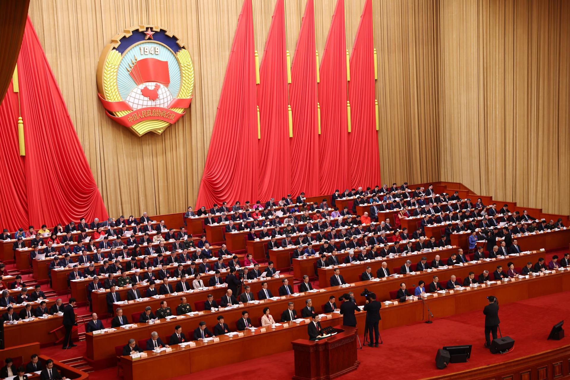 El presidente de la Conferencia Consultiva Política del Pueblo Chino, Wang Huning (frente C), pronuncia su discurso durante la ceremonia de apertura de la sesión del Comité Nacional de la 14ª Conferencia Consultiva Política del Pueblo Chino enEn el Gran Salón del Pueblo de Pekín. EFE/EPA/WU HAO
