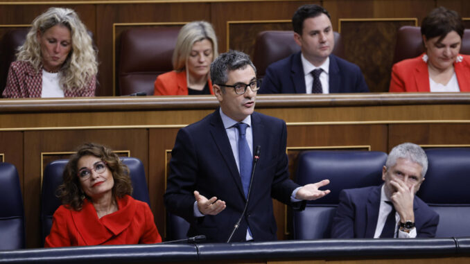 El ministro de la Presidencia, Justicia y Relaciones con las Cortes, Félix Bolaños durante la sesión de control al Gobierno celebrada este miércoles en el Congreso. EFE/Javier Lizón
