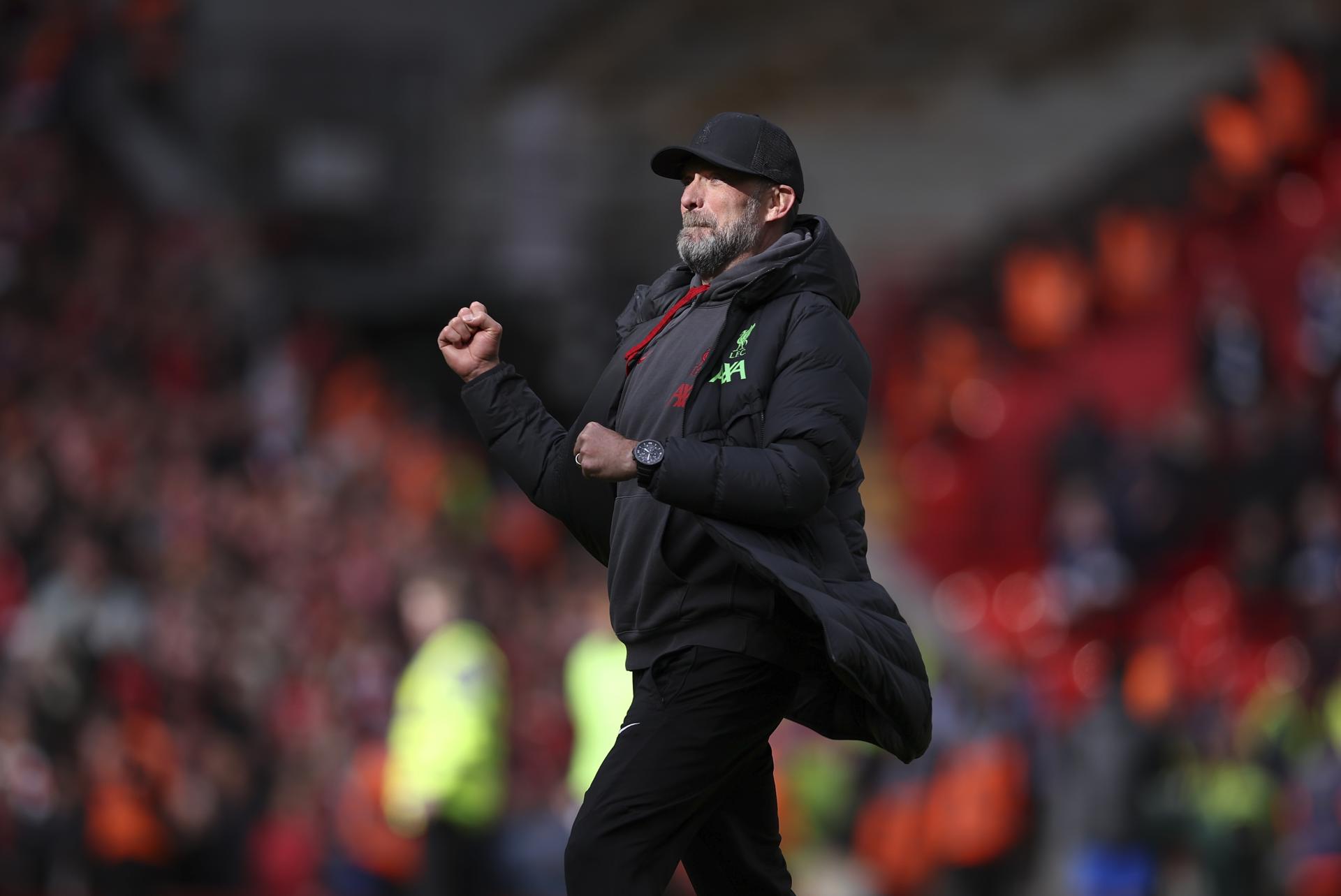 El entrenador del Liverpool Jürgen Klopp celebra un gol durante el partido de la Premier League que han juugado Liverpool y Brighton & Hove Albion en Liverpool, Reino Unido. EFE/EPA/ADAM VAUGHAN
