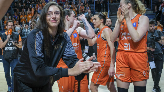 La ala-pívot de Valencia Basket, Raquel Carrera (i), lesionada con una rotura del ligamento cruzado de su rodilla derecha, celebra con sus compañeras el triunfo en la final de la Copa de la Reina de Baloncesto ante el Casademont Zaragoza, en el Palacio de Deportes Carolina Marín de Huelva. EFE/ Julián Pérez
