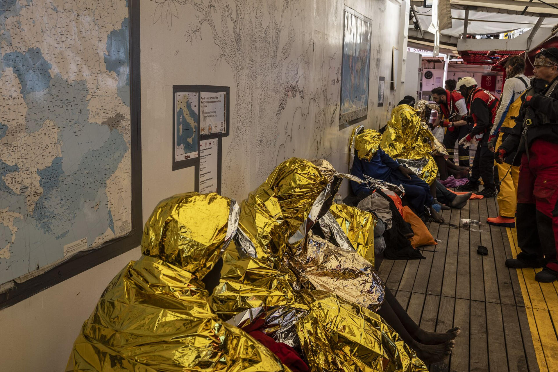 Al menos 60 personas, entre ellas varias mujeres y un niño, han muerto en un naufragio ocurrido en el Mediterráneo central, según han relatado los supervivientes rescatados en las últimas horas por el Ocean Viking, la nave humanitaria de SOS Mediterranée, reveló este jueves la ONG. El Ocean Viking rescató este miércoles a 25 supervivientes, dos de las cuales fueron evacuados de urgencia a Sicilia (sur de Italia) debido a su "estado crítico", explicó la organización en sus redes sociales.EFE/ Sos Mediterranée
