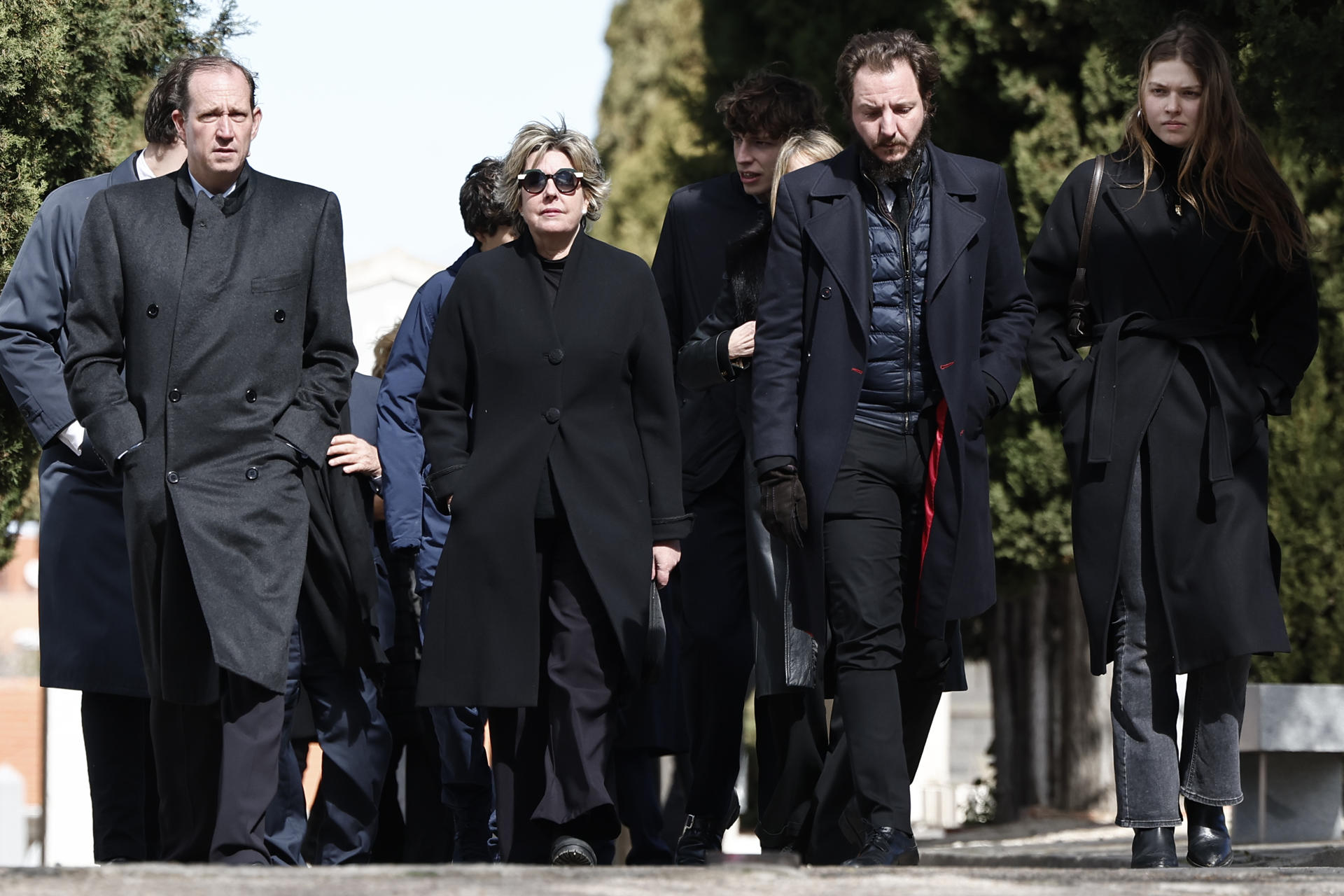 Simoneta Gómez-Acebo (2i), Bruno Gómez-Acebo (i), y Alejandro Borja Thyssen-Bornemisza (2d), a la salida del cementerio de San Isidro de Madrid. EFE/ Sergio Pérez
