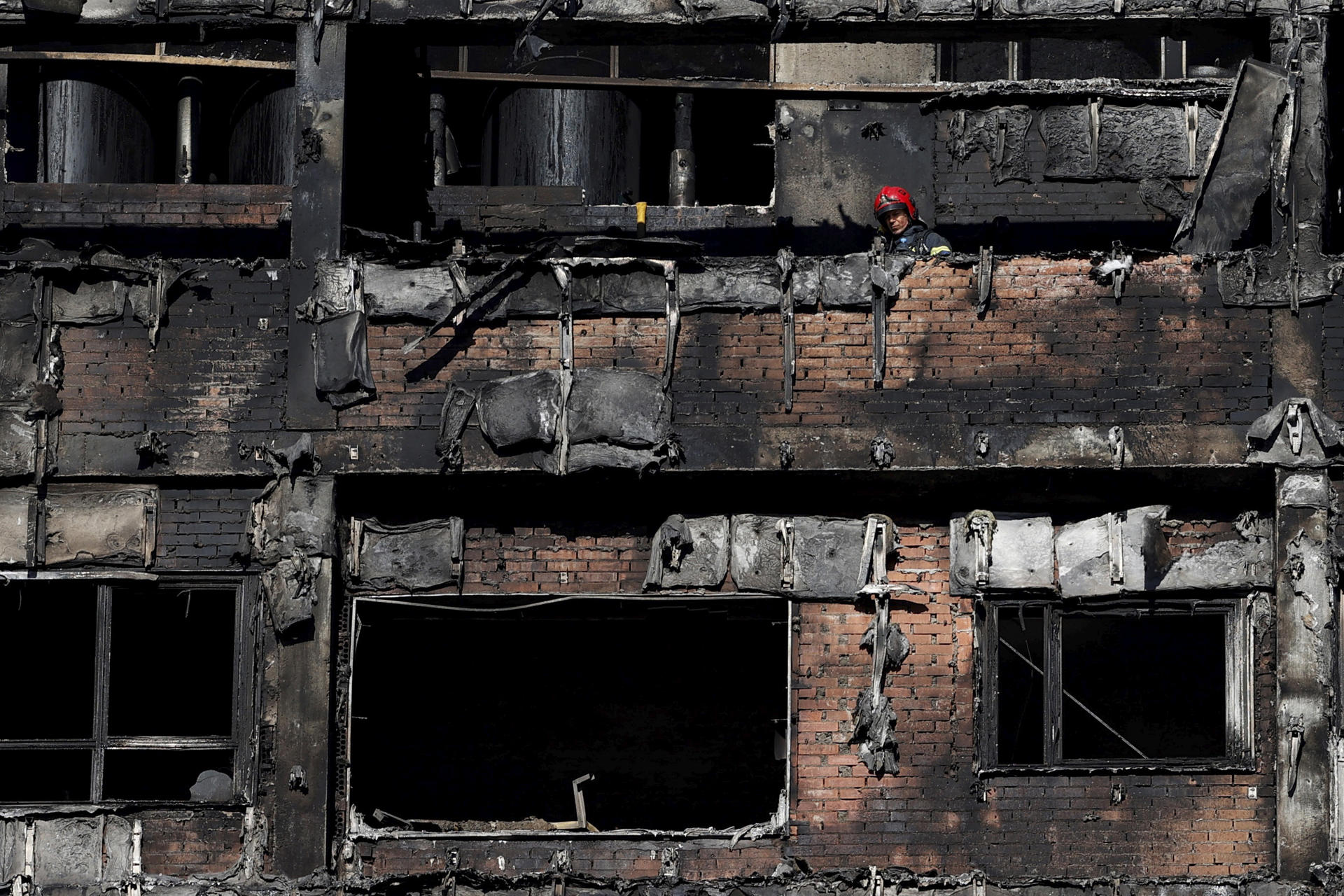 Imagen tomada el 29 de agosto de 2020 que muestra un edificio del madrileño distrito de Hortaleza tras un incendio que tuvo un comportamiento muy parecido al del que calcinó un edificio del barrio valenciano de Campanar al arder en ambos materiales de la misma empresa y características muy similares que los revestían. EFE/ Mariscal
