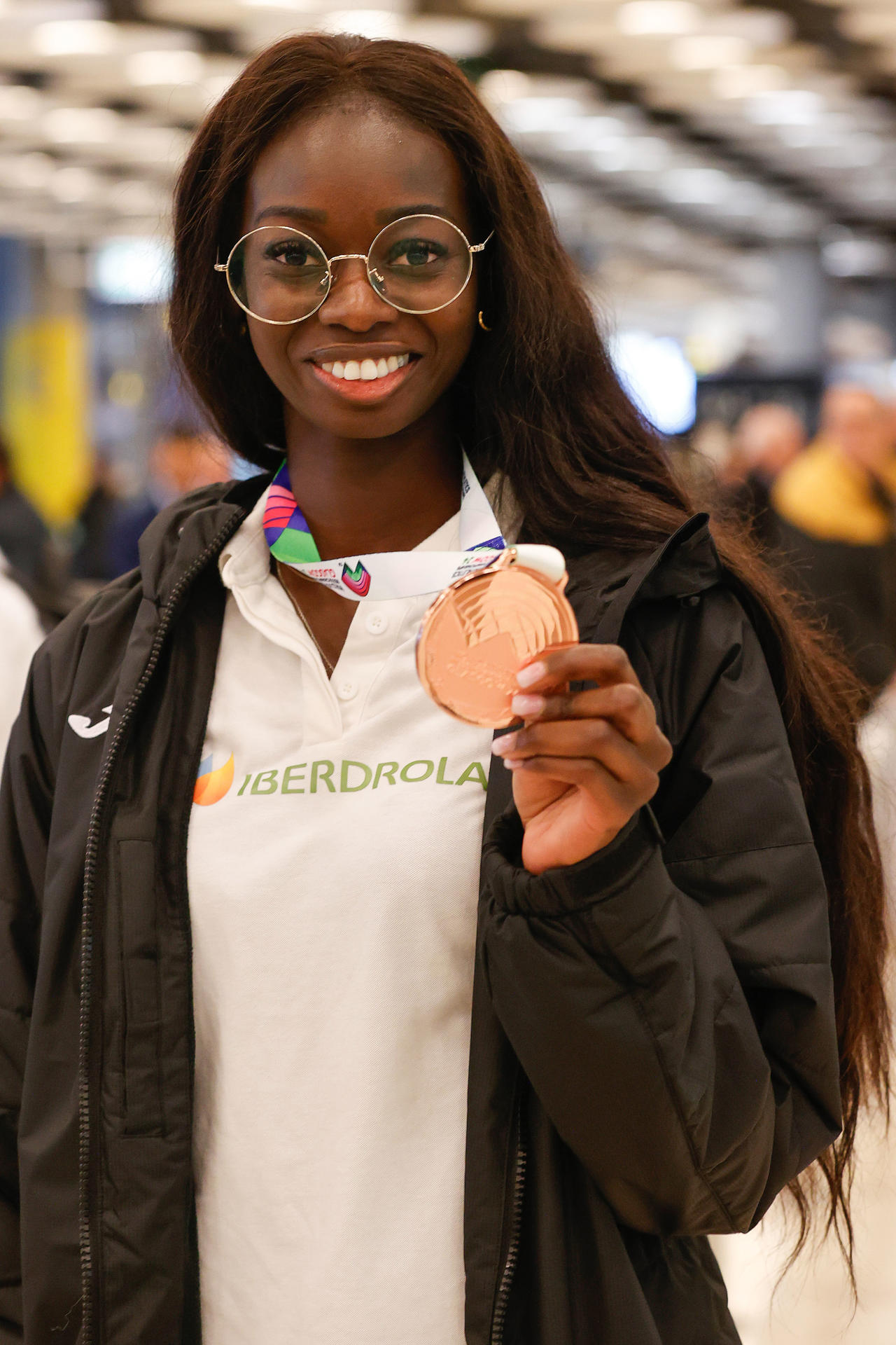 La atleta Fátima Diame, bronce en longitud, posa durante la llegada del equipo español de atletismo de los Mundiales Glasgow este lunes, en Madrid. EFE/ J P Gandul
