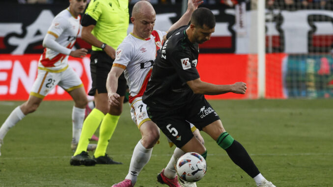 El centrocampista del Betis Guido Rodríguez (d) pelea un balón con Isi Palazón, del Rayo, durante el partido de Liga en Primera División que Rayo Vallecano y Real Betis disputaron en el estadio de Vallecas. EFE/Fernando Alvarado
