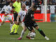 El centrocampista del Betis Guido Rodríguez (d) pelea un balón con Isi Palazón, del Rayo, durante el partido de Liga en Primera División que Rayo Vallecano y Real Betis disputaron en el estadio de Vallecas. EFE/Fernando Alvarado