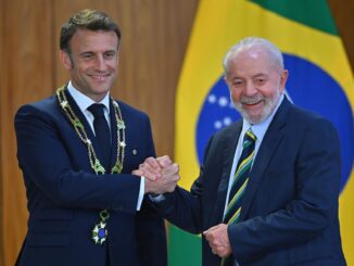 El presidente de Brasil, Luiz Inácio Lula da Silva (d), condecora al presidente de Francia, Emmanuel Macron, durante una ceremonia este jueves, en el Palacio del Planalto, en Brasilia (Brasil). EFE/Andre Borges