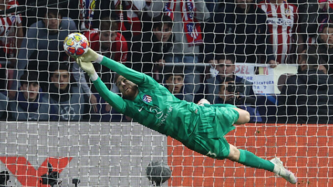 El guardameta esloveno del Atlético de Madrid, Jan Oblak, detiene el segundo penalti durante la tanda de lanzamientos en el Atlético de Madrid e Inter de Milán en el estadio Metropolitano. EFE/Kiko Huesca
