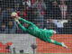 El guardameta esloveno del Atlético de Madrid, Jan Oblak, detiene el segundo penalti durante la tanda de lanzamientos en el Atlético de Madrid e Inter de Milán en el estadio Metropolitano. EFE/Kiko Huesca