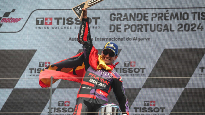 El español Jorge Martín (Prima Pramac Racing) celebra en el podio tras vencer en la carrera de MotoGP del Gran Premio de Portugal, en Portimao. EFE/JOSE SENA GOULAO
