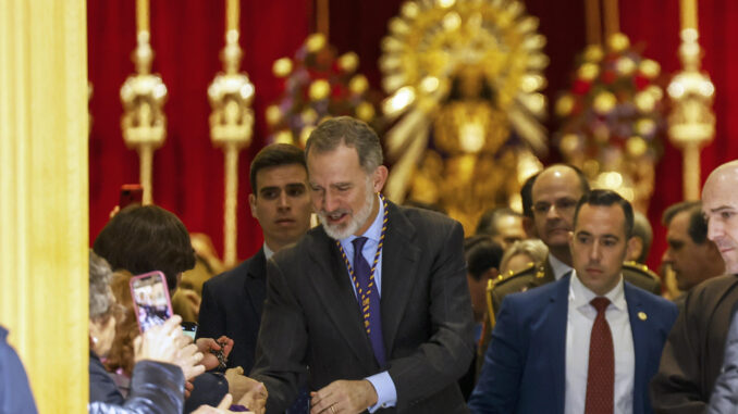 El rey Felipe VI saluda a los fieles a su salida de la basílica de Jesús de Medinaceli. EFE/ Javier Lizón
