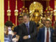 El rey Felipe VI saluda a los fieles a su salida de la basílica de Jesús de Medinaceli. EFE/ Javier Lizón