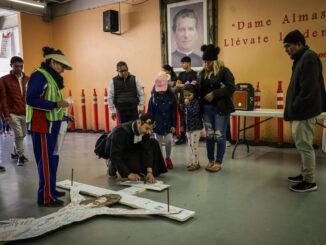 Un grupo de migrantes preparan un viacrucis en el comedor Padre Chava y Albergue Salesiano, este Viernes Santo en la fronteriza Tijuana (México). EFE/Joebeth Terríquez