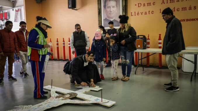 Un grupo de migrantes preparan un viacrucis en el comedor Padre Chava y Albergue Salesiano, este Viernes Santo en la fronteriza Tijuana (México). EFE/Joebeth Terríquez
