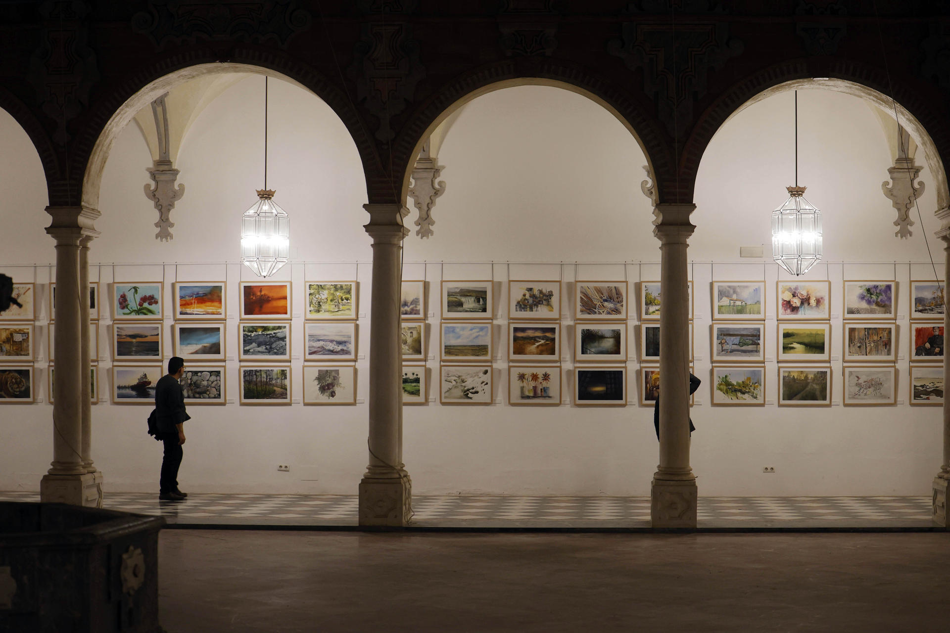 Más de 230 artistas de 42 países de todo el mundo han tenido la oportunidad de plasmar con sus pinceles la Córdoba de hoy en acuarela, técnica artística que protagoniza el II Festival Internacional de Acuarela, que organiza IWS-Arte21 telemáticamente como sede sucursal en España de la International Watercolor Society, este lunes en el Patio Barroco de la Diputación de Córdoba. EFE/Salas
