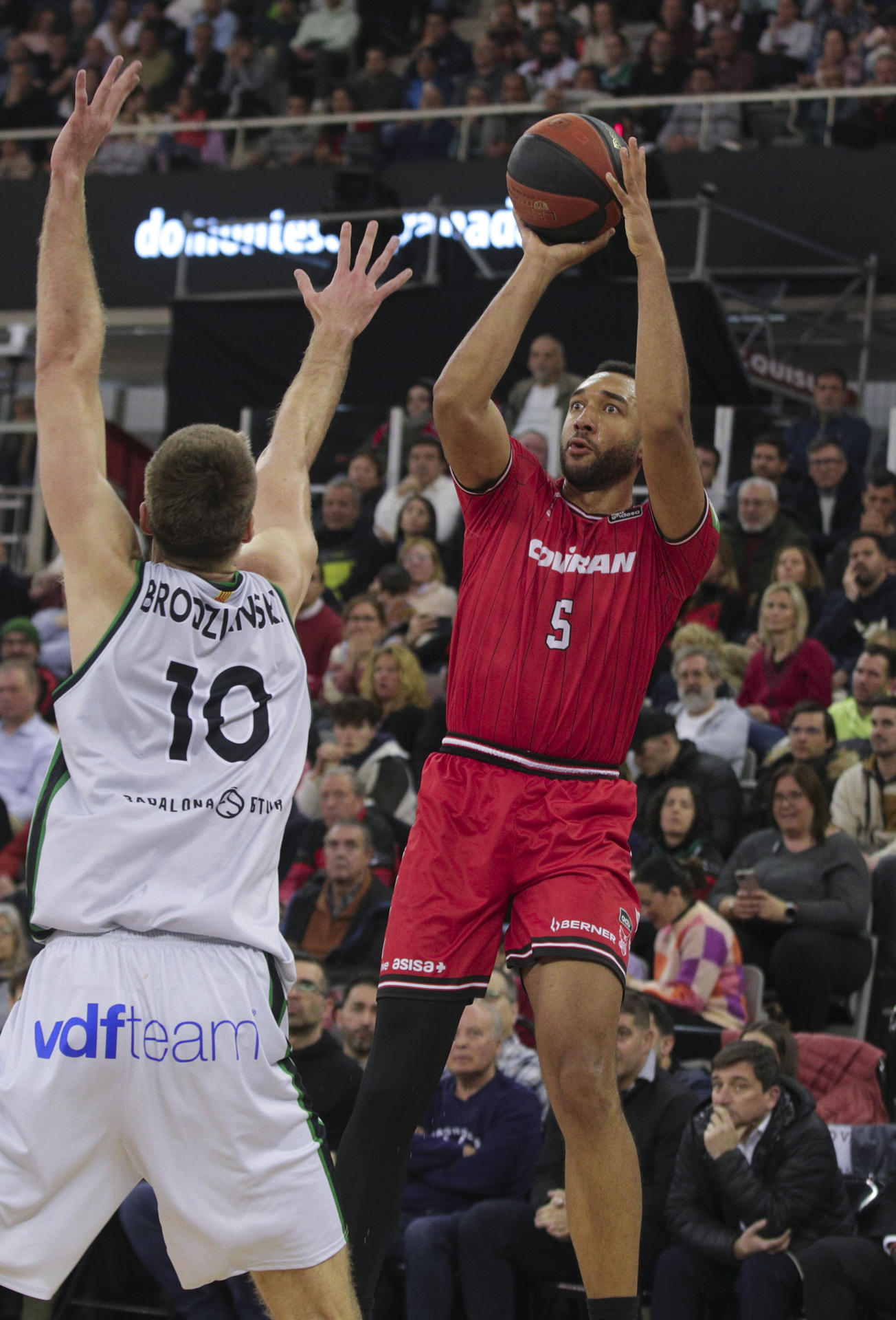 El ala-pívot del Covirán Granada Kwan Cheatham (d) lanza a canasta ante el eslovaco Vladimír Brodziansky, del Joventut, en el partido de la jornada 27 de la Liga ACB que Covirán Granada y Joventut Badalona jugaron en el Palacio de Deportes de Granada. EFE/Pepe Torres.
