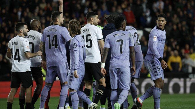 El árbitro Gil Manzano muestra tarjeta roja a Jude Bellingham, autor del gol anulado en el último momento del partido, al término del encuentro correspondiente a la jornada 27 de Primera División que Valencia y Real Madrid.EFE / Biel Aliño.
