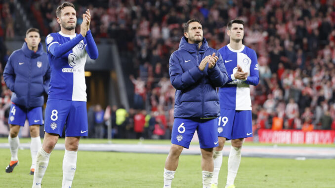 Los jugadores del Atlético de Madrid aplauden a la afición tras el partido de vuelta de semifinales de la Copa del Rey que Athletic Club de Bilbao y Atlético de Madrid disputaron en el estadio de San Mamés, en Bilbao. EFE/Luis Tejido
