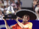 El tenista australiano Alex De Minaur festeja con el trofeo de campeón tras derrotar al noruego Casper Ruud en la final individual del Abierto Mexicano de Tenis en Acapulco, estado de Guerrero (México). EFE/David Guzmán