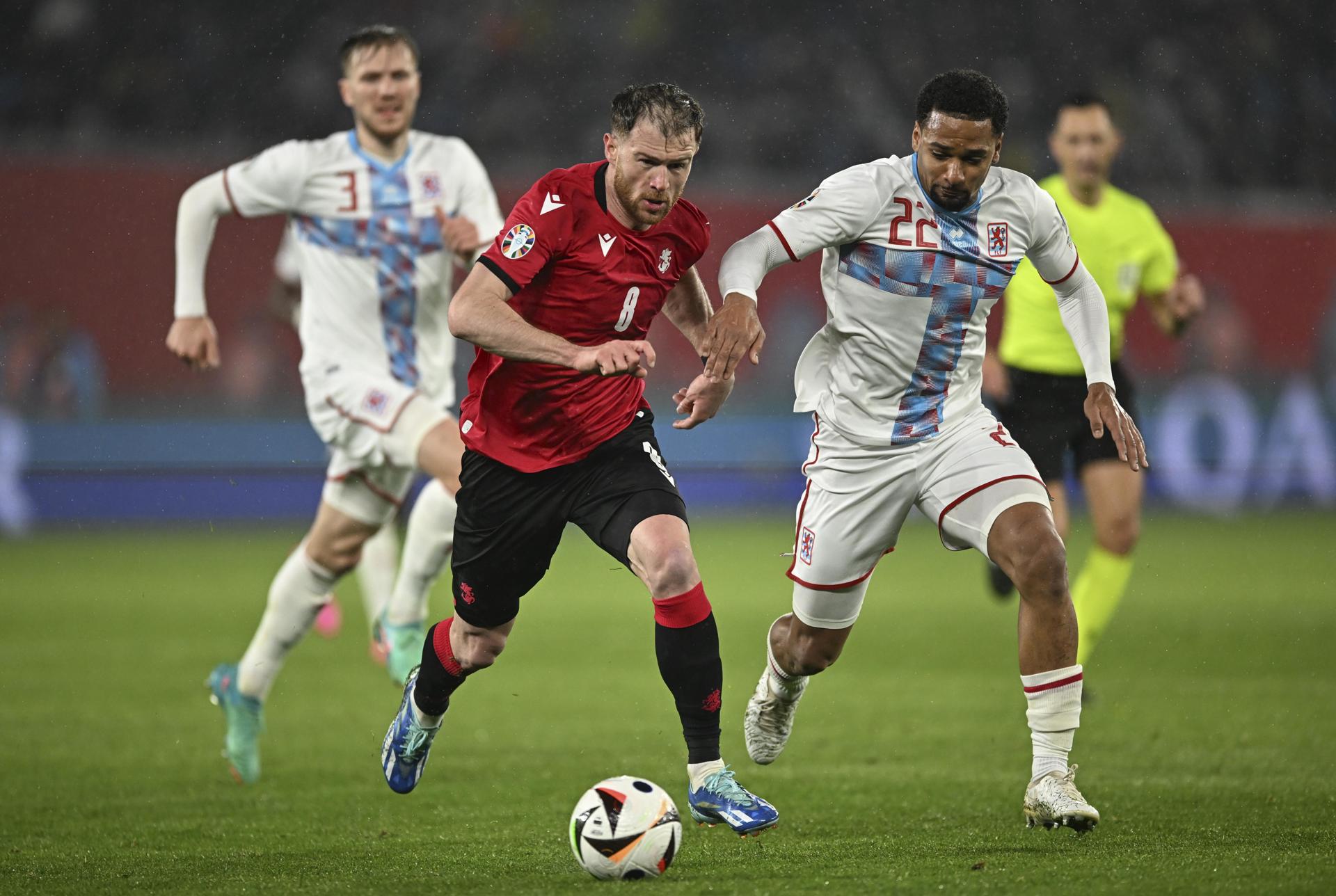 El georgiano Budu Zivzivadze (I) en acción ante Marvin Martins durante el partido de repeca para la Eurocopa que han jugado nGeorgia y Luxemburgo en Tbilisi, Georgia. EFE/EPA/TAMUNA KULUMBEGASHVILI
