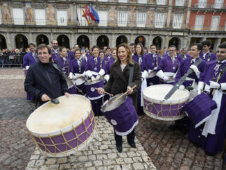 La tamborrada de Resurrección en la plaza Mayor de Madrid, en la que ha participado el alcalde José Luis Martínez Almeida, ha puesto el punto y final a la celebración de la Semana Santa 2024 en la capital. A pesar de la lluvia y del frío, varios centenares de personas han estado presentes, entre ellas la alcaldesa de Zaragoza, Natalia Chueca; la delegada madrileña de Cultura, Turismo y Deporte, Marta Rivera de la Cruz, y el portavoz de Vox en el Ayuntamiento de Madrid, Javier Ortega-Smith. EFE/ Borja Sanchez-Trillo