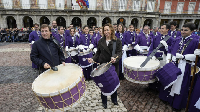 La tamborrada de Resurrección en la plaza Mayor de Madrid, en la que ha participado el alcalde José Luis Martínez Almeida, ha puesto el punto y final a la celebración de la Semana Santa 2024 en la capital. A pesar de la lluvia y del frío, varios centenares de personas han estado presentes, entre ellas la alcaldesa de Zaragoza, Natalia Chueca; la delegada madrileña de Cultura, Turismo y Deporte, Marta Rivera de la Cruz, y el portavoz de Vox en el Ayuntamiento de Madrid, Javier Ortega-Smith. EFE/ Borja Sanchez-Trillo