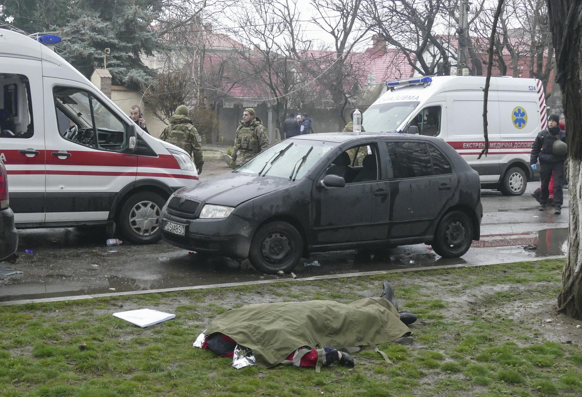 El cuerpo de una víctima yace cerca del lugar de un ataque con cohetes rusos en la ciudad sureña de Odesa, Ucrania, el 15 de marzo de 2024. Después de que los rescatistas llegaron al lugar del ataque contra una infraestructura civil, el lugar fue impactado por un segundo cohete, matando al menos a un rescatista. Al menos 16 personas murieron y otras 53 resultaron heridas tras un doble ataque con cohetes rusos contra un objeto de infraestructura civil y edificios privados a su alrededor en Odesa, según un informe del Servicio Estatal de Emergencia de Ucrania. Las tropas rusas entraron en territorio ucraniano en febrero de 2022, iniciando un conflicto que ha provocado destrucción y una crisis humanitaria. (Rusia, Ucrania) EFE/EPA/IGOR TKACHENKO
