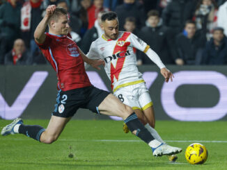 El delantero del Rayo Vallecano Álvaro García (d) pelea un balón con Carl Starfelt, del Celta, durante el partido de LaLiga en Primera División en el estadio de Vallecas, en Madrid en foto de archivo de Juanjo Martín. EFE