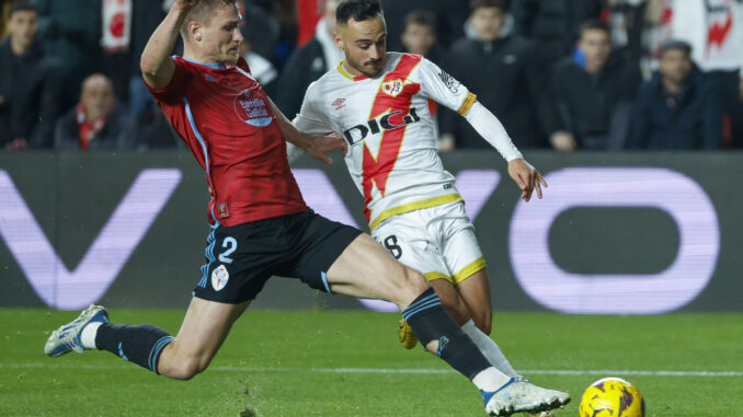 El delantero del Rayo Vallecano Álvaro García (d) pelea un balón con Carl Starfelt, del Celta, durante el partido de LaLiga en Primera División en el estadio de Vallecas, en Madrid en foto de archivo de Juanjo Martín. EFE
